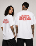 LIFE IS A DICK SOMETIMES IT GETS HARD FOR NO REASON – weißes Oversize Unisex Shirt, roter Backprint, lustiges Spruchshirt, schwarzer Humor