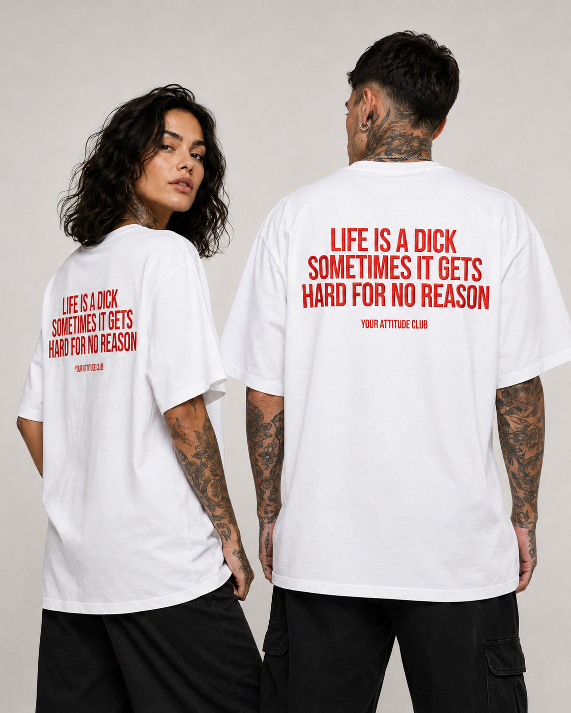 LIFE IS A DICK SOMETIMES IT GETS HARD FOR NO REASON – weißes Oversize Unisex Shirt, roter Backprint, lustiges Spruchshirt, schwarzer Humor