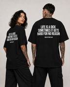 LIFE IS A DICK SOMETIMES IT GETS HARD FOR NO REASON – weißes Oversize Unisex Shirt, roter Backprint, lustiges Spruchshirt, schwarzer Humor