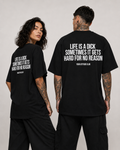 LIFE IS A DICK SOMETIMES IT GETS HARD FOR NO REASON – schwarzes Oversize Unisex Shirt, weißer Backprint, lustiges Spruchshirt, schwarzer Humor