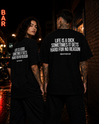 LIFE IS A DICK SOMETIMES IT GETS HARD FOR NO REASON – weißes Oversize Unisex Shirt, roter Backprint, lustiges Spruchshirt, schwarzer Humor