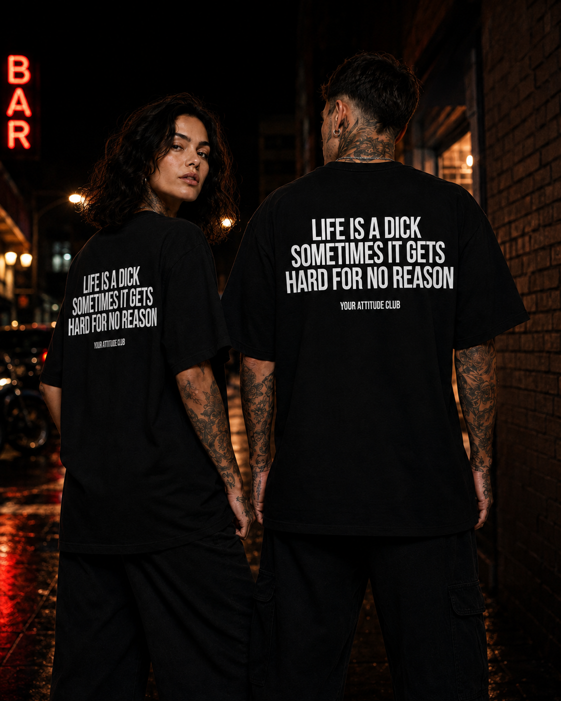 LIFE IS A DICK SOMETIMES IT GETS HARD FOR NO REASON – weißes Oversize Unisex Shirt, roter Backprint, lustiges Spruchshirt, schwarzer Humor