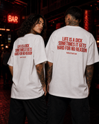 LIFE IS A DICK SOMETIMES IT GETS HARD FOR NO REASON – weißes Oversize Unisex Shirt, roter Backprint, lustiges Spruchshirt, schwarzer Humor