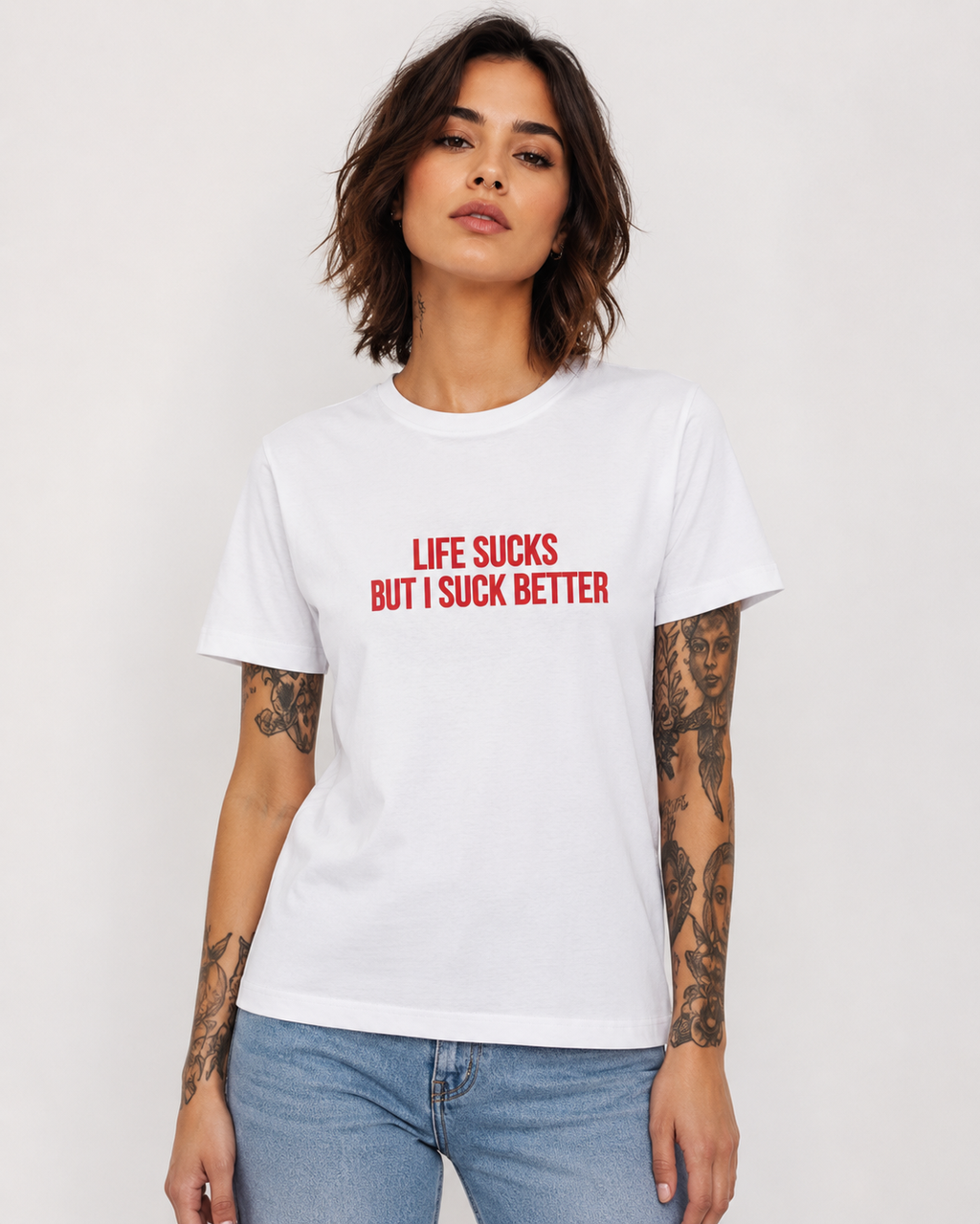 LIFE SUCKS BUT I SUCK BETTER – besticktes Damen Shirt, freches Statement T-Shirt, schwarzer Humor, Geschenk für Freundin, Bio-Baumwolle