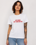 LIFE SUCKS BUT I SUCK BETTER – besticktes Damen Shirt, freches Statement T-Shirt, schwarzer Humor, Geschenk für Freundin, Bio-Baumwolle