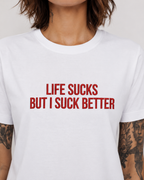 LIFE SUCKS BUT I SUCK BETTER – besticktes Damen Shirt, freches Statement T-Shirt, schwarzer Humor, Geschenk für Freundin, Bio-Baumwolle