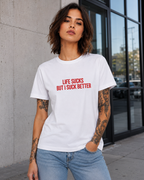 LIFE SUCKS BUT I SUCK BETTER – besticktes Damen Shirt, freches Statement T-Shirt, schwarzer Humor, Geschenk für Freundin, Bio-Baumwolle