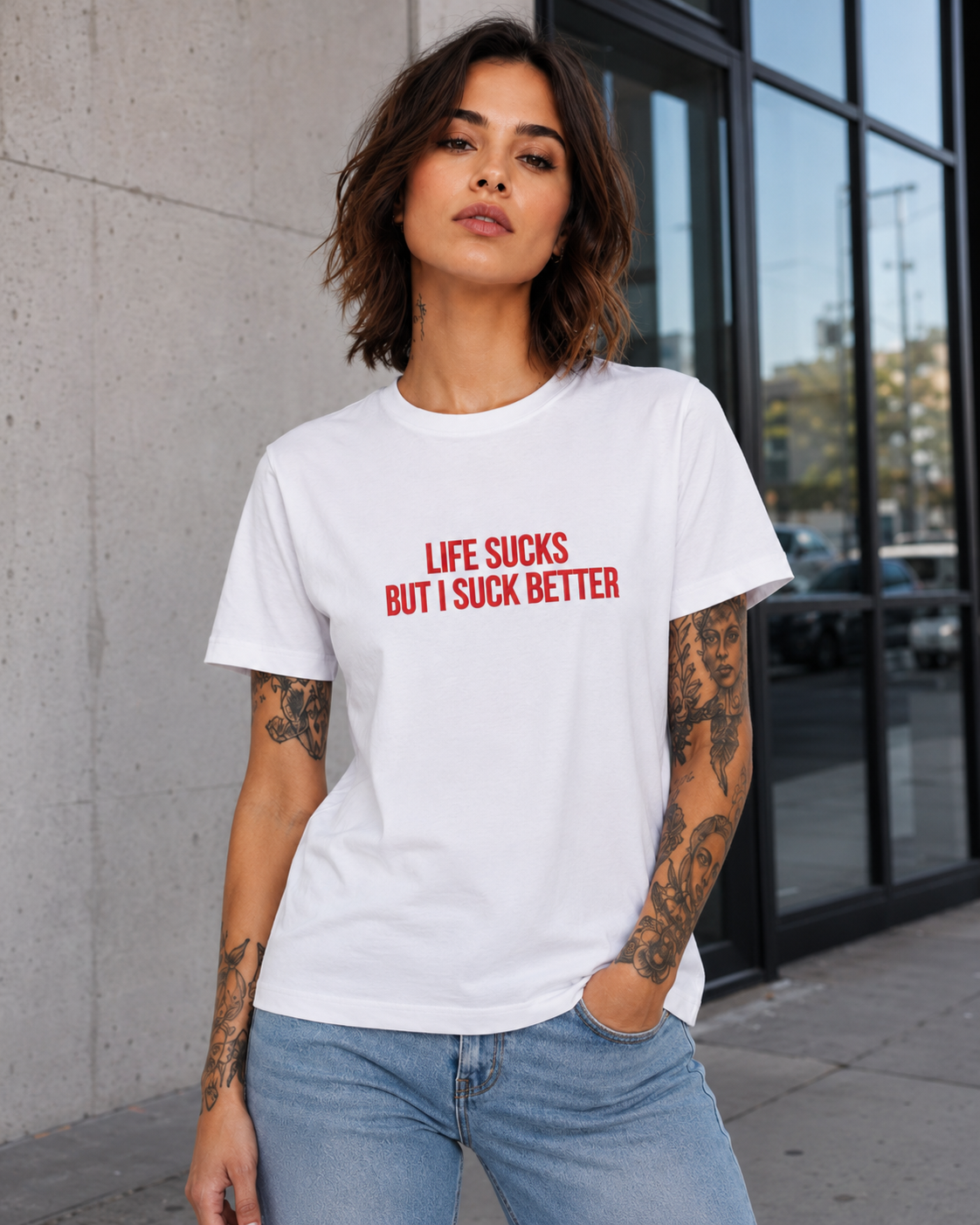 LIFE SUCKS BUT I SUCK BETTER – besticktes Damen Shirt, freches Statement T-Shirt, schwarzer Humor, Geschenk für Freundin, Bio-Baumwolle