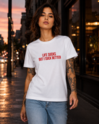 LIFE SUCKS BUT I SUCK BETTER – besticktes Damen Shirt, freches Statement T-Shirt, schwarzer Humor, Geschenk für Freundin, Bio-Baumwolle