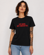 LIFE SUCKS BUT I SUCK BETTER – besticktes Damen Shirt, freches Statement T-Shirt, schwarzer Humor, Geschenk für Freundin, Bio-Baumwolle