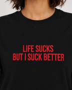 LIFE SUCKS BUT I SUCK BETTER – besticktes Damen Shirt, freches Statement T-Shirt, schwarzer Humor, Geschenk für Freundin, Bio-Baumwolle