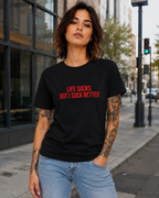 LIFE SUCKS BUT I SUCK BETTER – besticktes Damen Shirt, freches Statement T-Shirt, schwarzer Humor, Geschenk für Freundin, Bio-Baumwolle