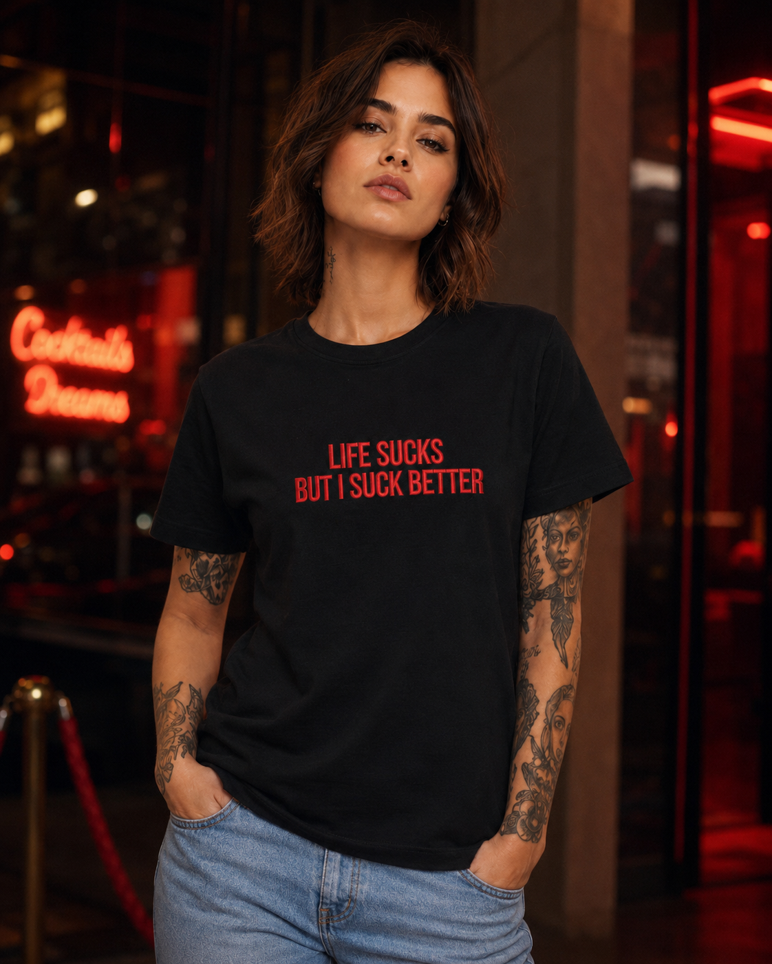 LIFE SUCKS BUT I SUCK BETTER – besticktes Damen Shirt, freches Statement T-Shirt, schwarzer Humor, Geschenk für Freundin, Bio-Baumwolle