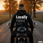 Locally Hated – schwarzer Hoodie mit weißem Backprint, Herren auf dem Motorrad