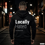 Locally Hated – schwarzer Hoodie mit weißem Backprint, Herren in der Stadt bei Nacht