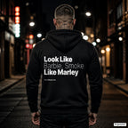 Look Like Barbie, Smoke Like Marley – schwarzer Hoodie mit weißem Backprint, Herren in der Stadt bei Nacht