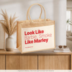 Look Like Barbie, Smoke Like Marley – Jutetasche mit Spruch, auf dem Sideboard im Flur