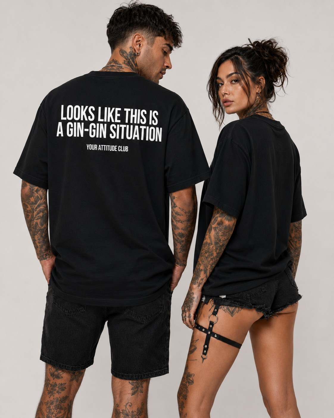 LOOKS LIKE THIS IS A GIN-GIN SITUATION – weißes Oversize Unisex Shirt, roter Backprint, Gin Shirt, lustiges Spruchshirt, Party Geschenk