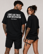 LOOKS LIKE THIS IS A GIN-GIN SITUATION – schwarzes Oversize Unisex Shirt, weißer Backprint, Gin Shirt, lustiges Spruchshirt, Party Geschenk