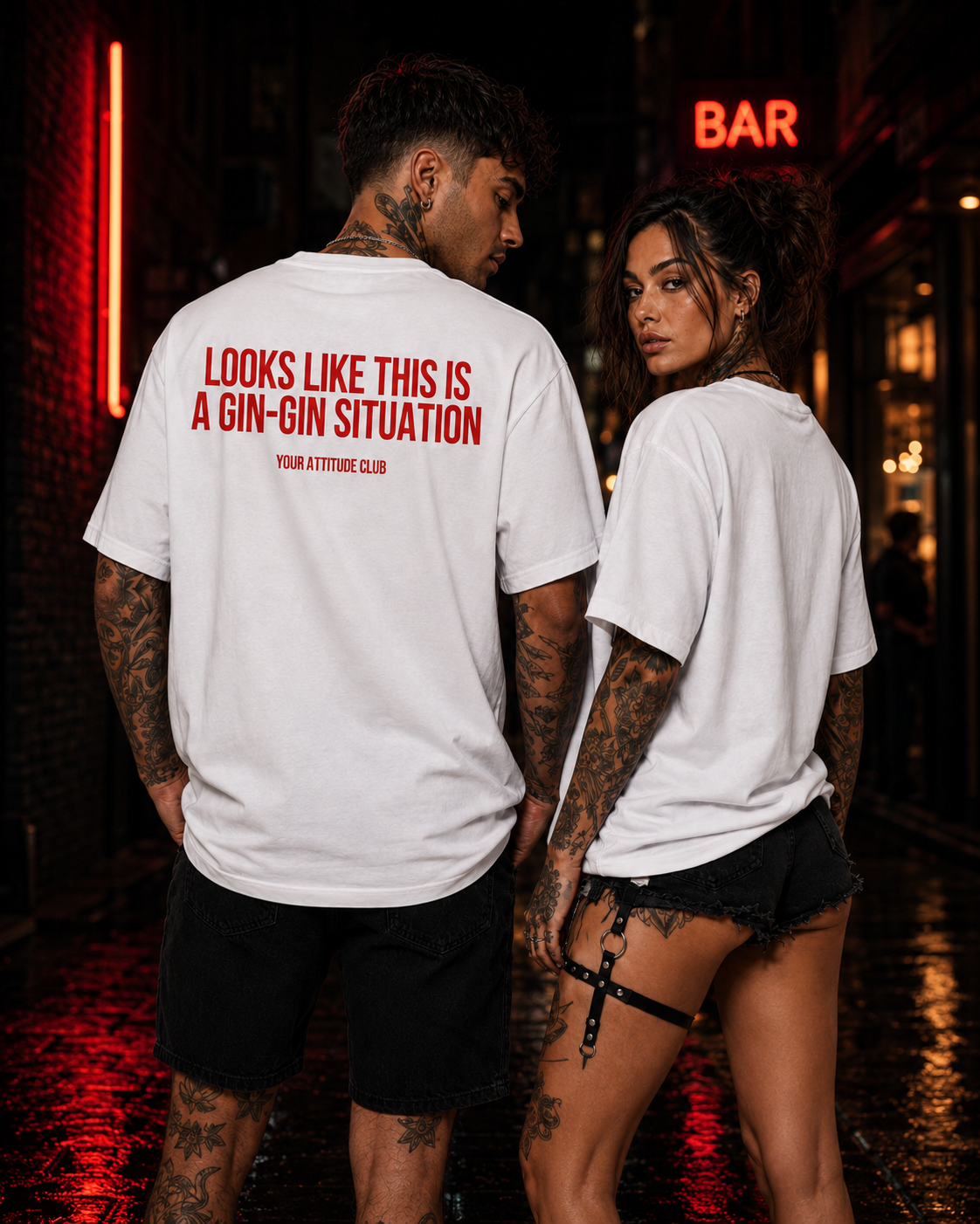LOOKS LIKE THIS IS A GIN-GIN SITUATION – weißes Oversize Unisex Shirt, roter Backprint, Gin Shirt, lustiges Spruchshirt, Party Geschenk