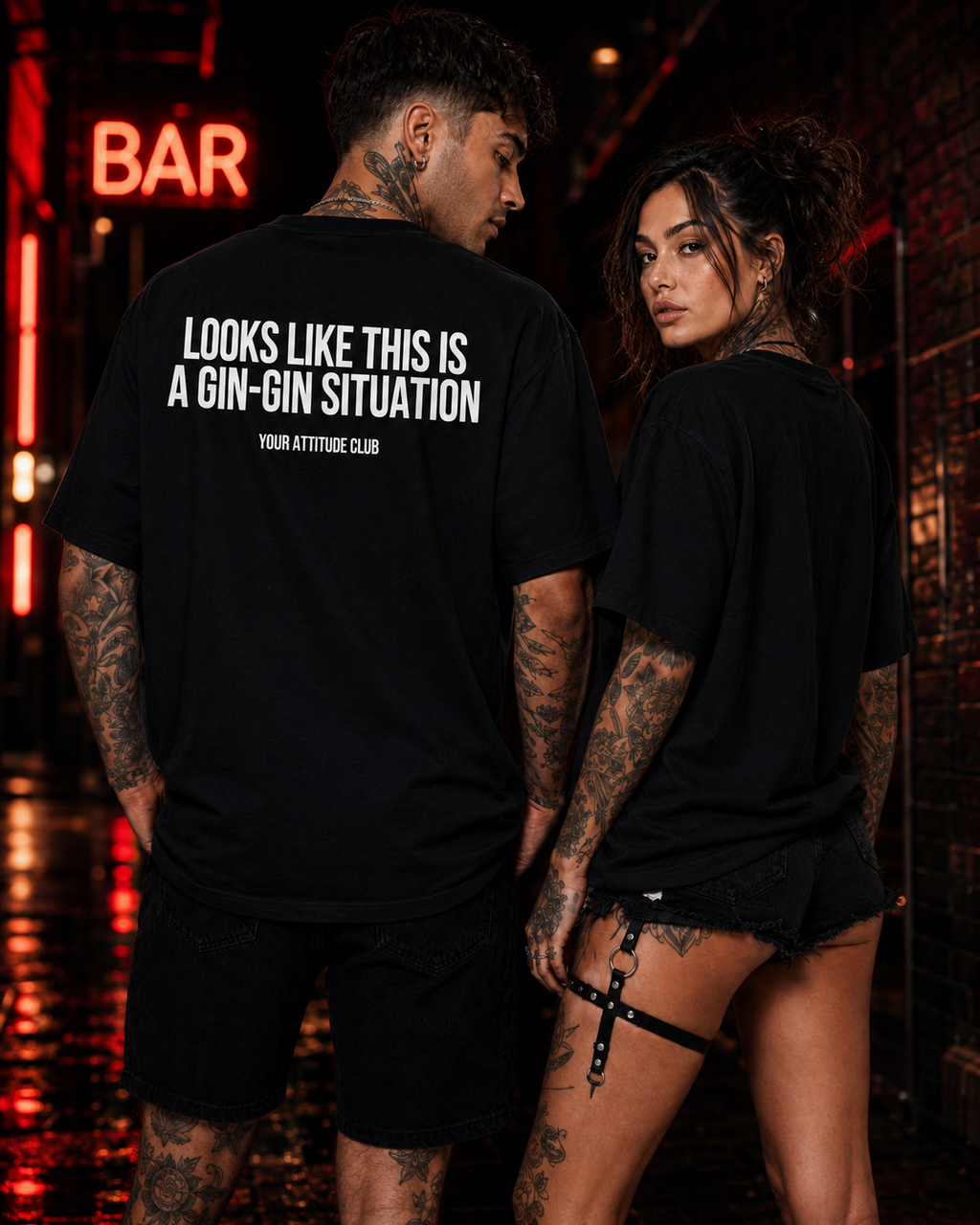 LOOKS LIKE THIS IS A GIN-GIN SITUATION – weißes Oversize Unisex Shirt, roter Backprint, Gin Shirt, lustiges Spruchshirt, Party Geschenk