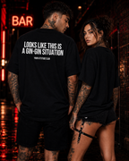 LOOKS LIKE THIS IS A GIN-GIN SITUATION – weißes Oversize Unisex Shirt, roter Backprint, Gin Shirt, lustiges Spruchshirt, Party Geschenk