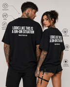 LOOKS LIKE THIS IS A GIN-GIN SITUATION – schwarzes Oversize Unisex Shirt, weißer Backprint, Gin Shirt, lustiges Spruchshirt, Party Geschenk