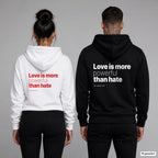 Love is more powerful than hate – Hoodie mit Backprint, Frau in Weiß mit rotem und Mann in Schwarz mit weißem Aufdruck