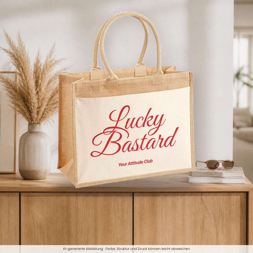 Lucky Bastard – Jutetasche mit Spruch, auf dem Sideboard im Flur