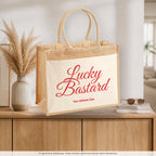Lucky Bastard – Jutetasche mit Spruch, auf dem Sideboard im Flur