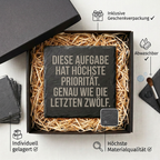 Diese Aufgabe hat höchste Priorität. Genau wie die letzten zwölf. – Schiefer Untersetzer 10x10 cm, lustiges Büro Geschenk, Geschenk für Arbeitskollegen, handgravierter Naturstein