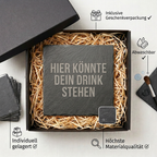 Hier könnte dein Drink stehen – Schiefer Untersetzer 10x10 cm, lustiges Geschenk für Arbeitskollegen, Büro Geschenk, handgravierter Naturstein