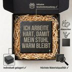 Ich arbeite hart, damit mein Stuhl warm bleibt – Schiefer Untersetzer 10x10 cm, lustiges Büro Geschenk, Geschenk für Arbeitskollegen, handgravierter Naturstein