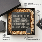 Ich arbeite gern unter Druck. Deshalb mache ich alles auf den letzten Drücker. – Schiefer Untersetzer 10x10 cm, lustiges Büro Geschenk, Geschenk für Arbeitskollegen, handgravierter Naturstein