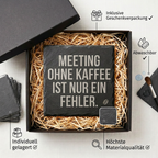 Meeting ohne Kaffee ist nur ein Fehler. – Schiefer Untersetzer 10x10 cm, lustiges Büro Geschenk, Geschenk für Arbeitskollegen, handgravierter Naturstein