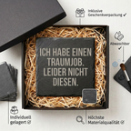 Ich habe einen Traumjob. Leider nicht diesen. – Schiefer Untersetzer 10x10 cm, lustiges Büro Geschenk, Geschenk für Arbeitskollegen, handgravierter Naturstein