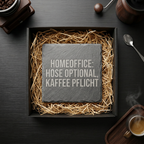 Homeoffice: Hose optional, Kaffee Pflicht – Schiefer Untersetzer 10x10 cm, lustiges Büro Geschenk, Geschenk für Arbeitskollegen, handgravierter Naturstein