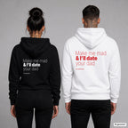 Make me mad & I’ll date your dad – Hoodie mit Backprint, Frau in Schwarz und Mann in Weiß