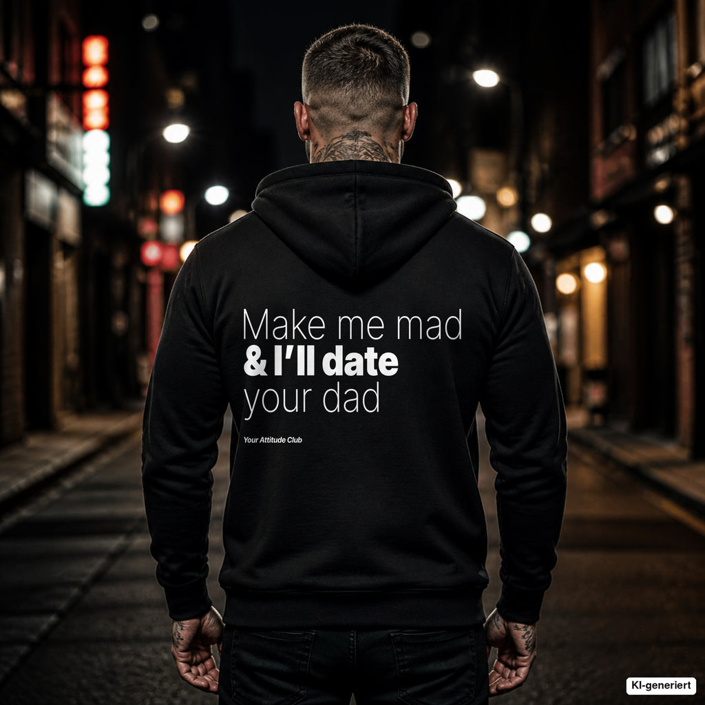 Make me mad & I’ll date your dad – schwarzer Hoodie mit weißem Backprint, Herren in der Stadt bei Nacht