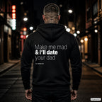 Make me mad & I’ll date your dad – schwarzer Hoodie mit weißem Backprint, Herren in der Stadt bei Nacht