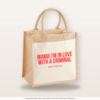 Mama I'm in love with a criminal – Jutetasche mit Spruch, mittlere Jutetasche 30 × 30 cm