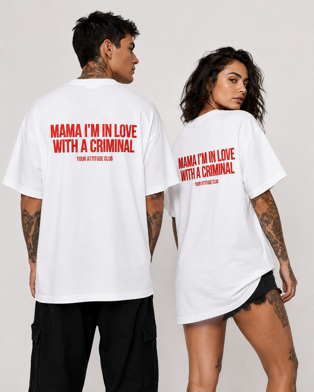 MAMA I’M IN LOVE WITH A CRIMINAL – weißes Oversize Unisex Shirt, roter Backprint, Statement Shirt, frecher Spruch, Funny Shirt, Geschenk