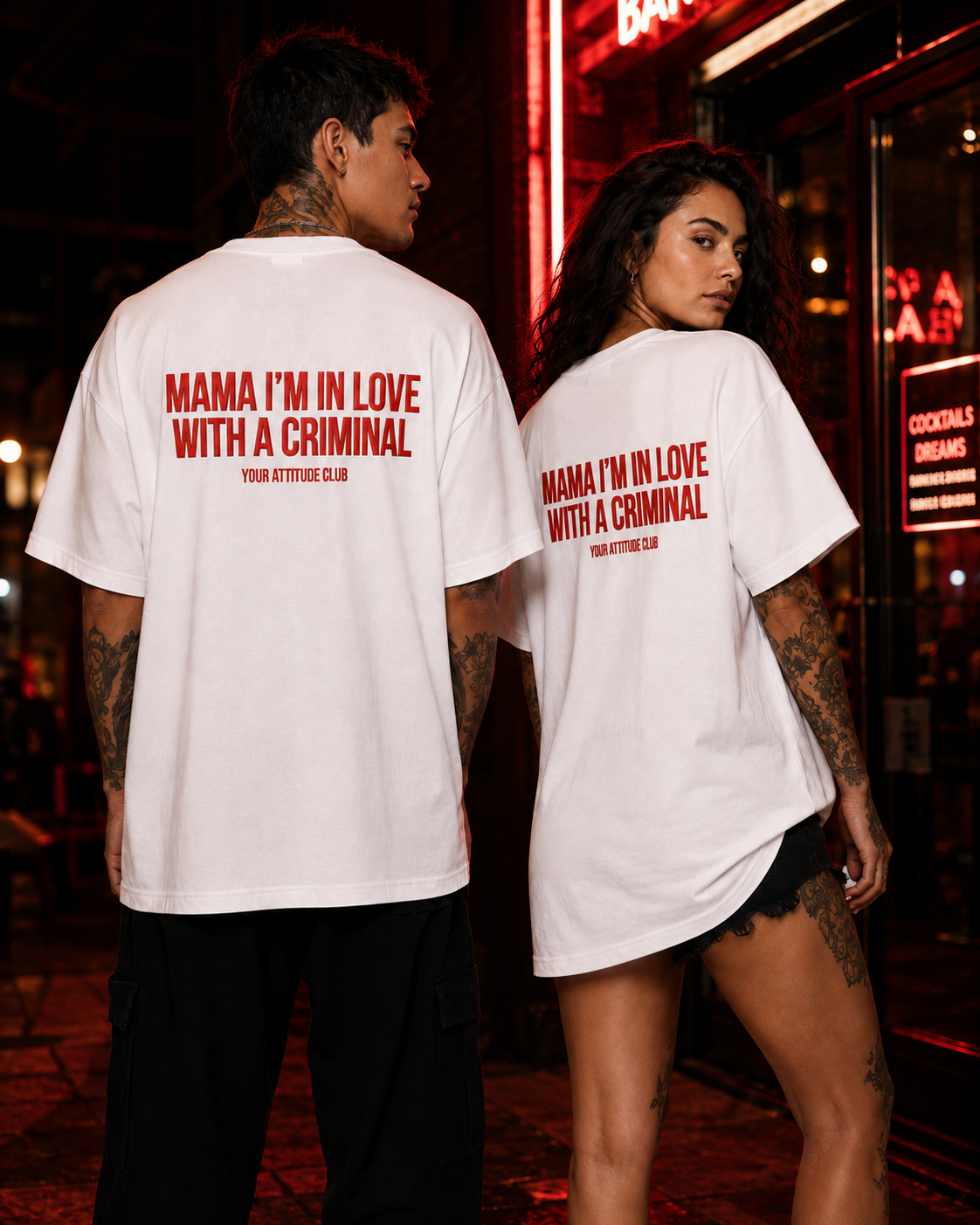 MAMA I’M IN LOVE WITH A CRIMINAL – weißes Oversize Unisex Shirt, roter Backprint, Statement Shirt, frecher Spruch, Funny Shirt, Geschenk