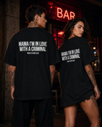 MAMA I’M IN LOVE WITH A CRIMINAL – weißes Oversize Unisex Shirt, roter Backprint, Statement Shirt, frecher Spruch, Funny Shirt, Geschenk