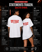 MAMA I’M IN LOVE WITH A CRIMINAL – weißes Oversize Unisex Shirt, roter Backprint, Statement Shirt, frecher Spruch, Funny Shirt, Geschenk
