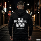 Mein Bücherregal ist meine Therapie – schwarzer Hoodie mit weißem Backprint, Herren in der Stadt bei Nacht