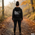 Mein Weihnachtswunsch liegt nicht unterm Baum. Sondern im Bett – schwarzer Hoodie mit weißem Backprint, Damen beim Joggen im Herbst