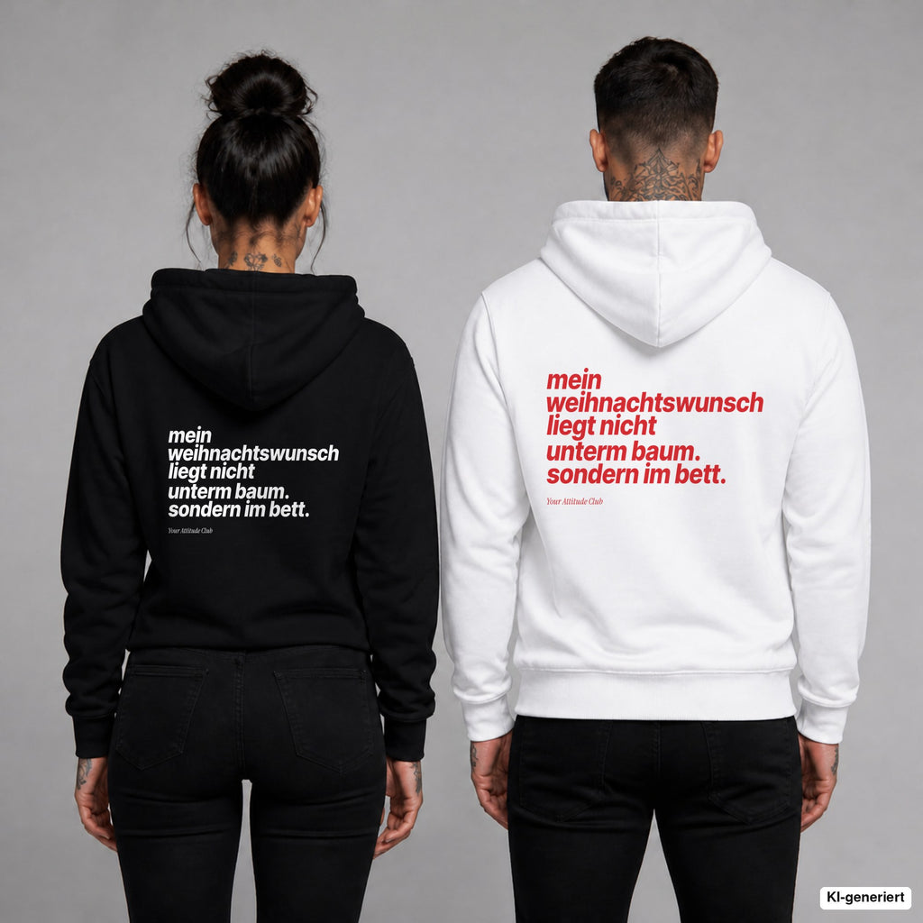 Mein Weihnachtswunsch liegt nicht unterm Baum. Sondern im Bett – Hoodie mit Backprint, Frau in Schwarz und Mann in Weiß
