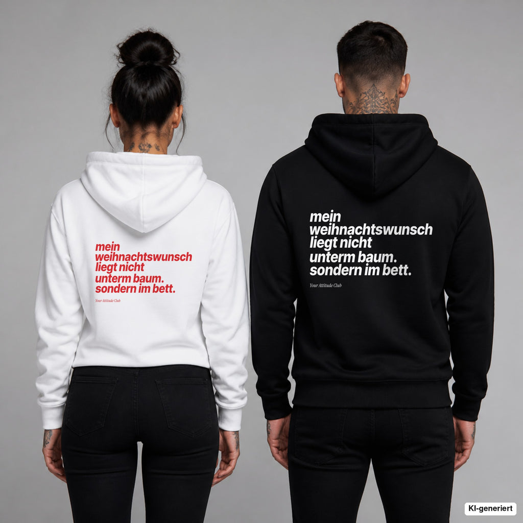 Mein Weihnachtswunsch liegt nicht unterm Baum. Sondern im Bett – Hoodie mit Backprint, Frau in Weiß mit rotem und Mann in Schwarz mit weißem Aufdruck