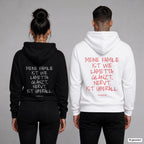 Meine Familie ist wie Lametta: glänzt, nervt, ist überall – Hoodie mit Backprint, Frau in Schwarz und Mann in Weiß